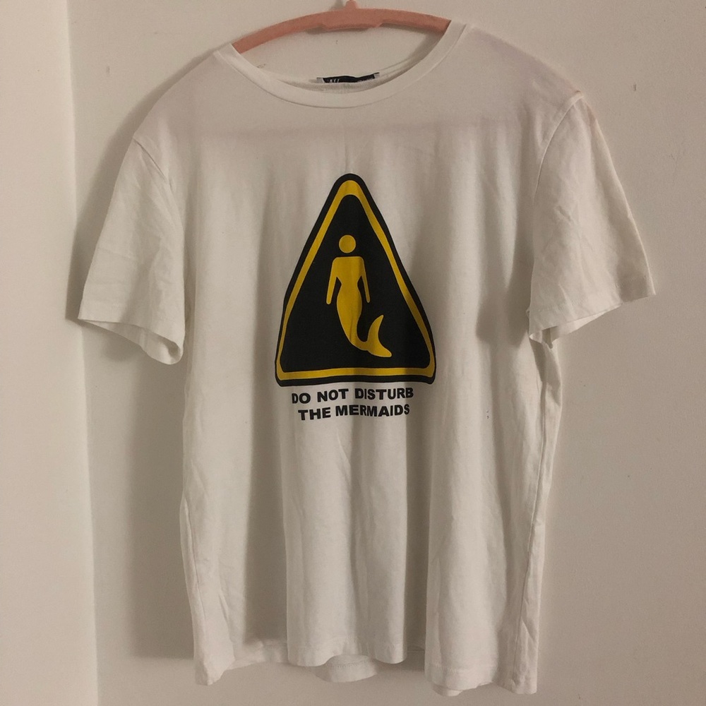 Zara Graphic Cotton T-Shirt 
Size-M
Condition-Excellent